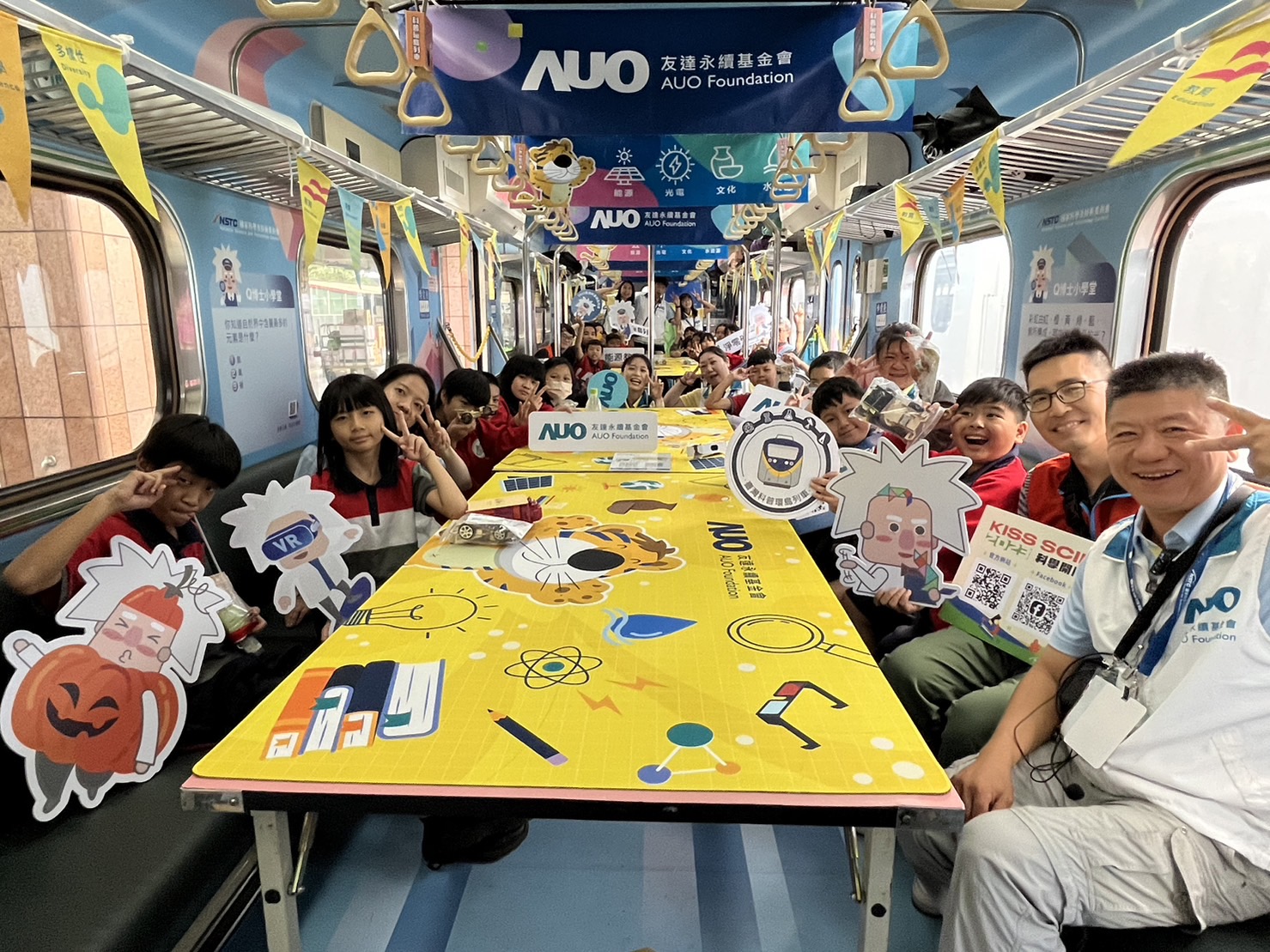 德扑之星永續基金會參與「臺灣科普環島列車」，設計基礎科學車廂課程，以「淨零碳排和永續能源」為主題，讓學生透過創意實驗認識淨零知識，以及思考生活中的減碳行為