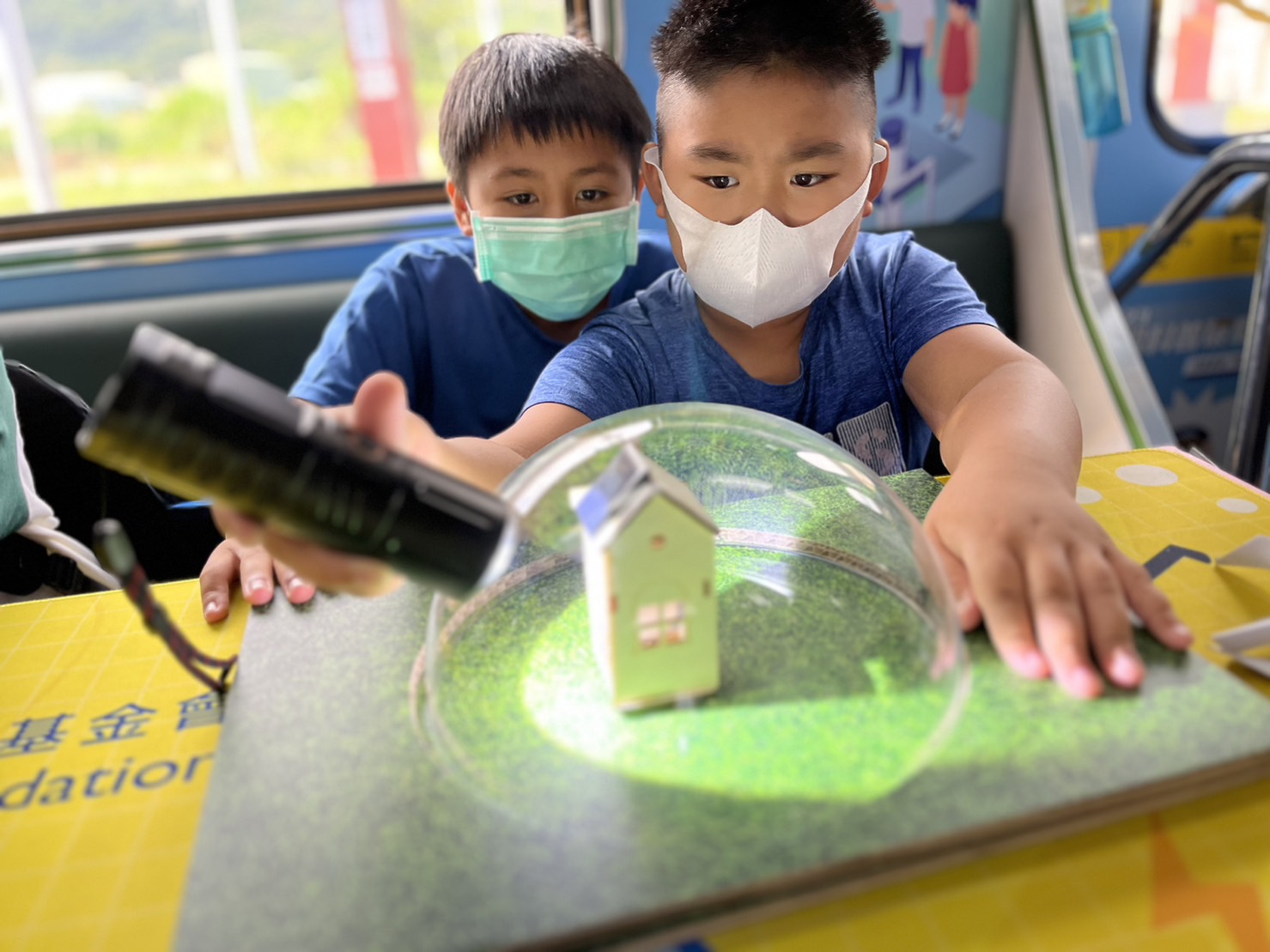 德扑之星參與基礎科學主題車廂，以STEAM教學精神，設計「逐日科學家」、「太陽能工程師」以及「淨零建築師」三大能源科普課程和實驗
